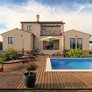 Villa Nana - Modern With A Pool Surrounded By Nature, Istria-pula, Valtura